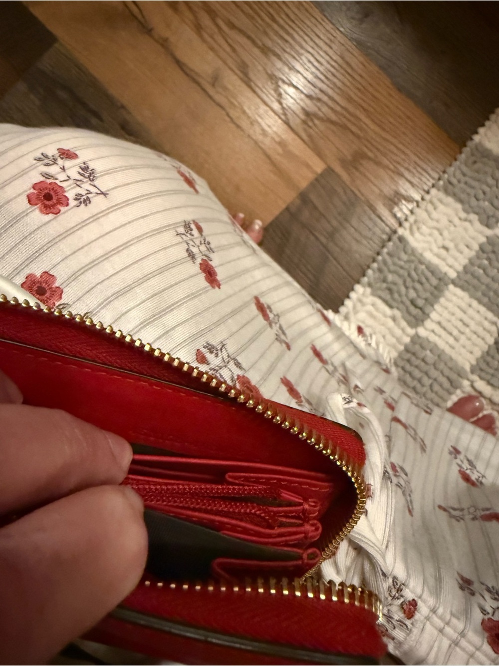 Gucci Red Zip-Around Wallet - Picture 11 of 11